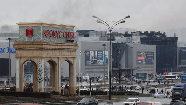 Pohled na místo konání koncertu Crocus City Hall po pátečním smrtícím útoku v Moskevské oblasti v Rusku, 23. března 2024