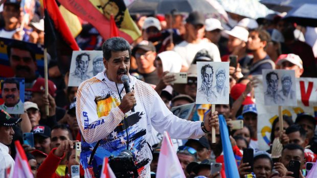 Venezuelský prezident Nicolás Maduro hovoří ke svým příznivcům v den, kdy se zaregistroval jako kandidát v nadcházejících prezidentských volbách, aby si zajistil další šestileté funkční období. 25. března 2024