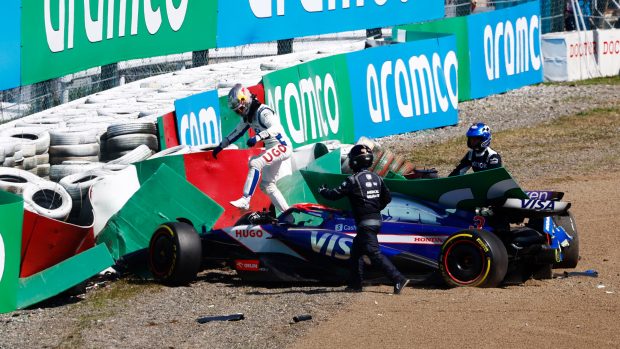 Australan Daniel Ricciardo se vyboural v prvním kole Velké ceny Japonska
