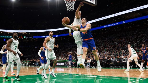 Bojan Bogdanovič z New York Knicks a Kristaps Porzingis z Boston Celtics
