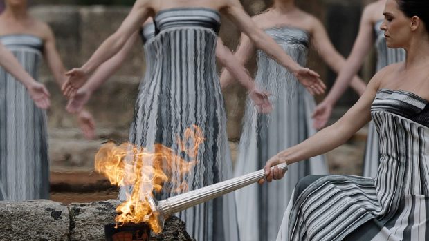 Řecká herečka Mairi Mina v roli nejvyšší kněžky zažehla plamen před antickým chrámem bohyně Héry