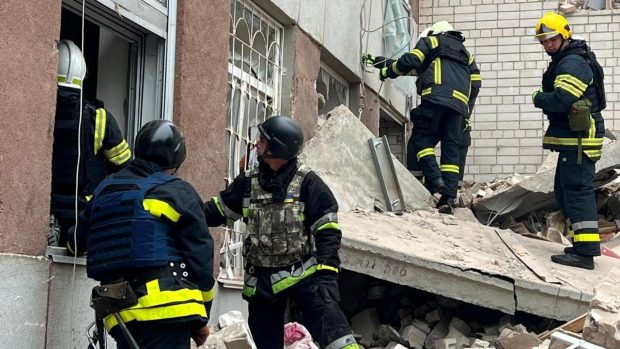 Nejméně osm lidí zahynulo a 18 bylo zraněno při ruských vzdušných úderech na severoukrajinské město Černihiv. Pátrací a záchranná operace pokračuje