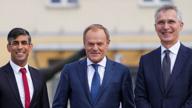 Rishi Sunak, Donaldd Tusk a Jens Stoltenberg při setkání ve Varšavě