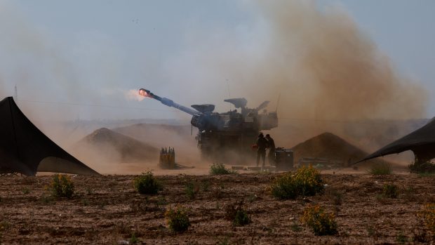 Izraelské vojenské vozidlo střílí poblíž hranice mezi Izraelem a Pásmem Gazy