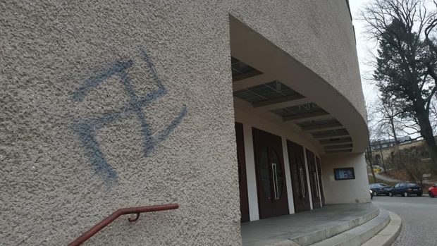 Národní kulturní památku v Ústí nad Orlicí pomaloval vandal svastikou. Případem se zabývá policie