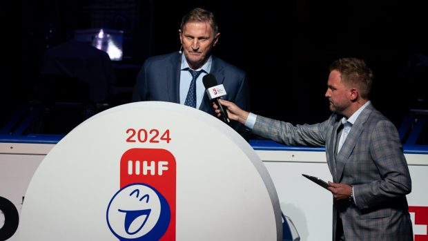 Šéfovi hokejového svazu Aloisi Hadamczikovi nefungoval během úvodního projevu mikrofon, musel tak pomoci moderátor Libor Bouček