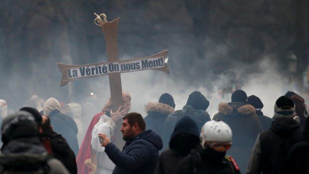 Policisté proti demonstrantům v Bruselu použili slzný plyn