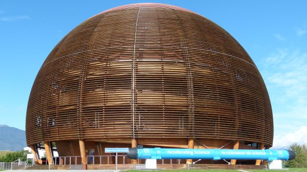 Dřevěná kopule ve švýcarském CERNU.
