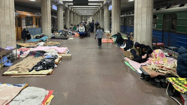 Ukrajinci se v metru skrývají před nekončícím ostřelováním