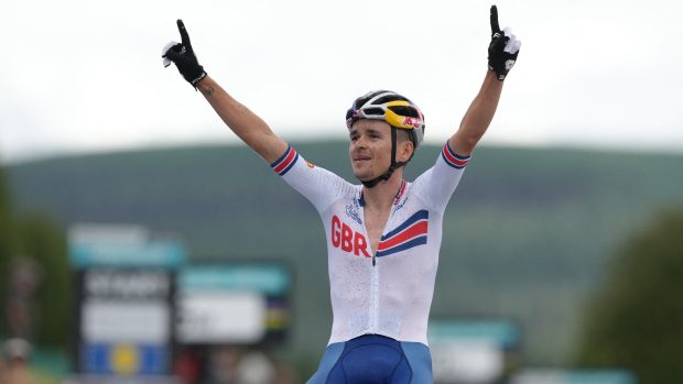 Britský cyklista Thomas Pidcock slaví titul mistra světa v cross country