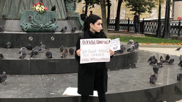 Ruští zákonodárci chystají omezení tzv. piket - fronty jednotlivců, kteří se střídají v protestu, by legislativa nově považovala za politický mítink