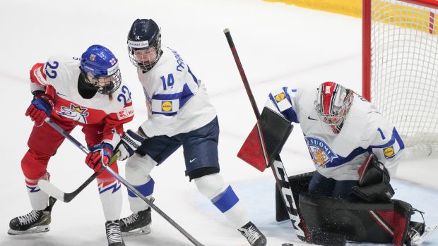 Česká reprezentantka Tereza Plosová před brankou finských hokejistek