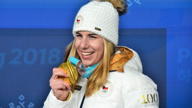 Ester Ledecká se zlatou olympijskou medailí