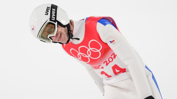 Reakce Romana Koudelky po doletu na středním můstku v olympijském Pekingu