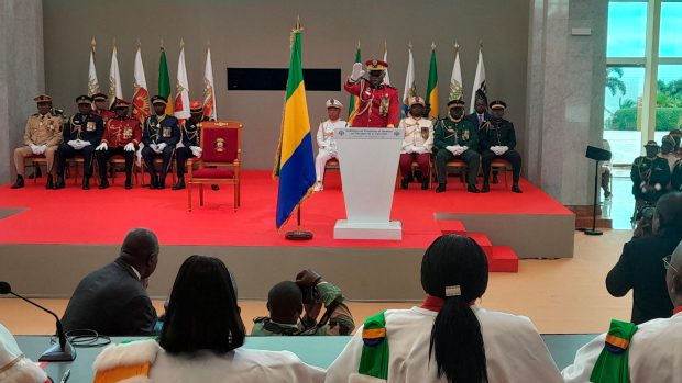 Vůdce pučistů generál Brice Oligui Nguema byl jmenován prezidentem Gabonu