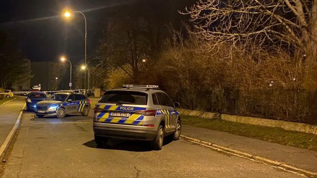 Policie vyšetřuje výbuch před bytovým domem v Horšovském Týně