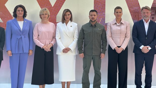 Eva Pavlová (v růžové halence), Olena Zelenská a ukrajinský prezident Volodymyr Zelenskyj