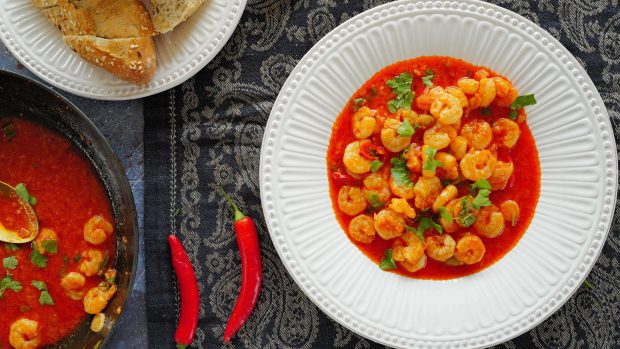Krevety na česneku s chilli se servírují s bagetou nebo jiným pečivem