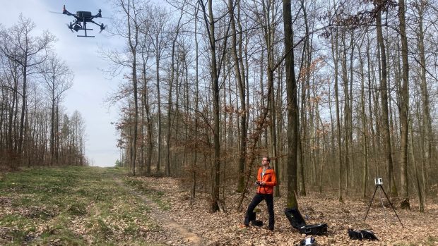 Martin Krůček s dronem skenuje les