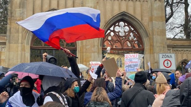 Před ruskou ambasádou v Praze se sešli příznivci na podporu Alexeje Navalného