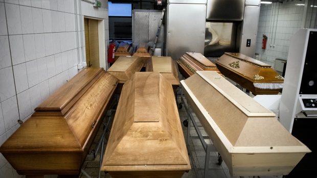 Ostravské krematorium je rakvemi zcela zaplněno. V této místnosti jsou umístěné ty, které jsou v nejbližší době určené ke spálení