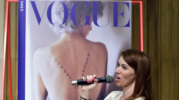 Šéfredaktorka československé mutace časopisu Vogue Andrea Běhounková s obálkou prvního čísla, která připomíná Olgu Havlovou