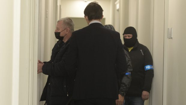 Obviněný Ivan Kratochvíl přichází k soudu na jednání o vazbě