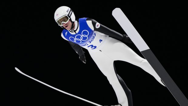 Letící Roman Koudelka na velkém můstku v olympijském Pekingu