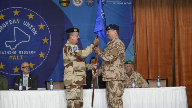 Hasalovi (vpravo) předává při slavnostní ceremonii vlajku EU ředitel útvaru Schopnosti vojenského plánování a vedení (MPCC) Evropské unie Hervé Bléjean
