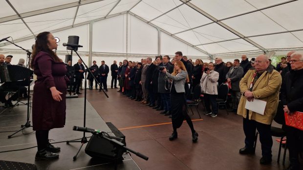 Slavnostní otevření Památníku holokaustu Romů a Sintů v Čechách v Letech