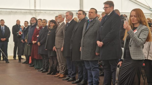 Prezident Per Pavel a premiér Petr Fiala na slavnostním otevření Památníku holokaustu Romů a Sintů v Čechách v Letech