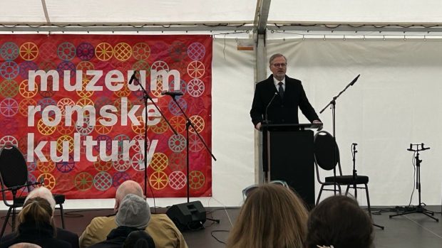 Premiér Petr Fiala na slavnostním otevření Památníku holokaustu Romů a Sintů v Čechách v Letech