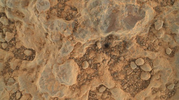 Detailní záběr na povrch Marsu z vozidla Perseverance