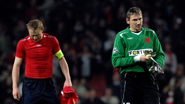 Smutní Stanislav Vlček (vlevo) a Martin Vaniak po výprasku na Arsenalu v roce 2007