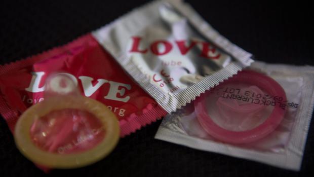 Vystavené kondomy v zimbabwském hlavním městě Harare, květen 2014. Podle UNAIDS (2017) je 13,5 % ze zhruba 14milionové populace Zimbabwe HIV pozitivních, čili virus koluje v krvi zhruba každého sedmého člověka.