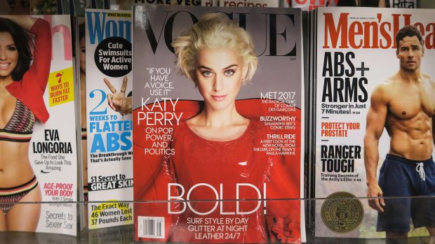 Obálka časopisu Vogue v novinovém stánku (ilustrační foto)