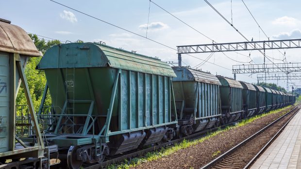 Podle ruských úřadů vykolejilo 19 vagónů nákladního vlaku severozápadně od Rjazaně (ilustrační foto)