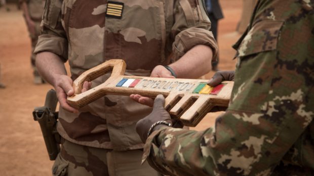 Jednotky francouzské armády předaly základnu v Timbuktu do rukou malijské armády. Velitelé si předali symbolický dřevěný klíč