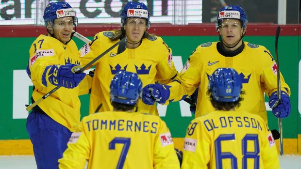 Švédští hokejisté slaví gól na loňském šampionátu