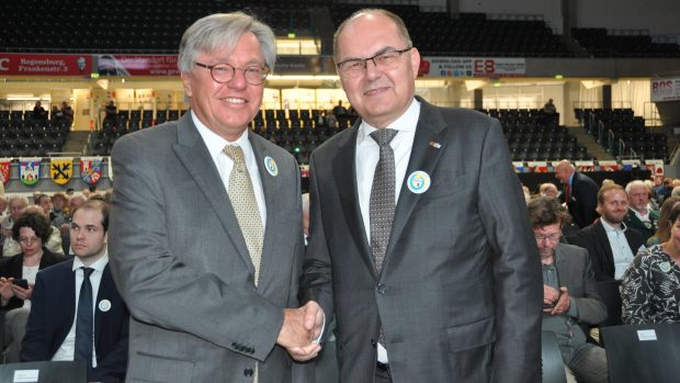 Sudetští Němci na svém sjezdu v Řezně udělili 27. května 2023 z rukou Bernda Posselta své nejvyšší vyznamenání, kterým je Evropská cena Karla IV., českému sociálnímu demokratovi Liboru Roučkovi (vlevo) a německému diplomatovi Christianu Schmidtovi (vpravo)