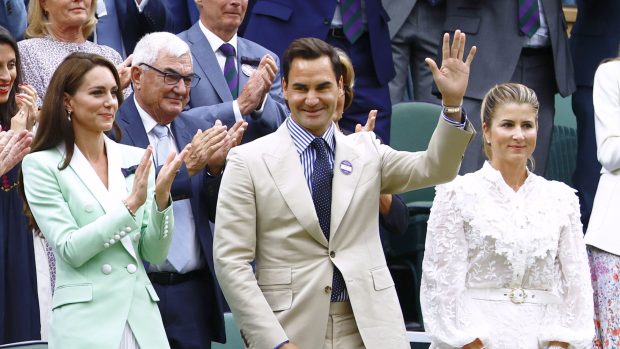 Roger Federer si úterní program zápasů na Wimbledonu užíval z královského boxu