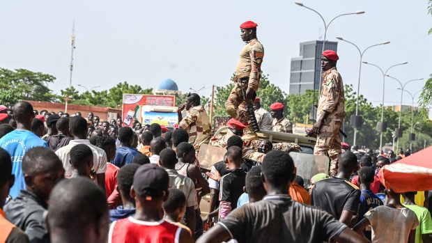 Lidé v hlavním městě Nigeru Niamey se registrují jako dobrovolníci pro případ mobilizace