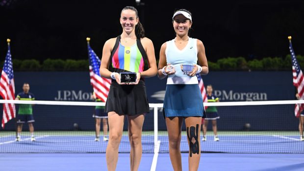 Tereza Valentová (vlevo) a vítězná Katherina Huiová po finále juniorského US Open