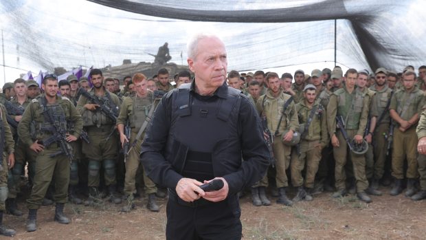 Izraelský ministr obrany Joav Galant navštívil pěší jednotky shromážděné u hranic s Pásmem Gazy