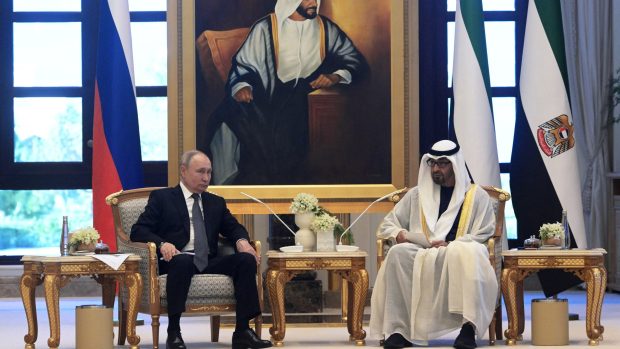 Ruský prezident Vladimir Putin při setkání s prezidentem Spojených arabských emirátů, šejkem Nahajánem