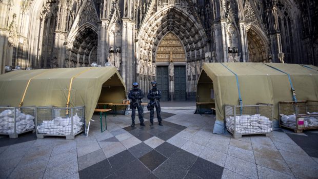 Němečtí policisté hlídají okolí katedrály i její okolí