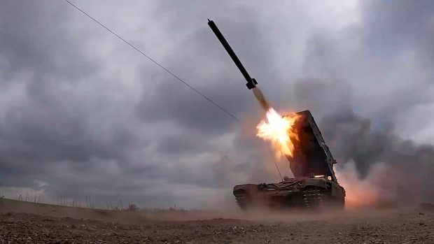 Rusové střílí někde na Ukrajině z raketometu a termobarické zbraně TOS-1