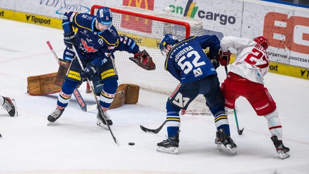 Hokejisté Českých Budějovic porazili ve čtvrtém utkání čtvrtfinále play extraligy Třinec 4:1 a v sérii snížili na 1:3