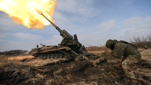 Ruský voják při ostřelování oblasti v okolí Avdijivky