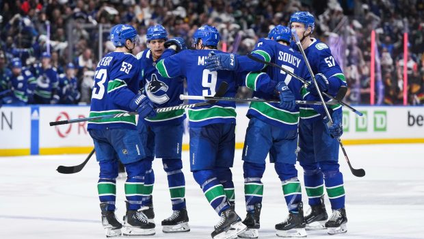 Hokejisté Vancouveru slaví gól do sítě Nashvillu